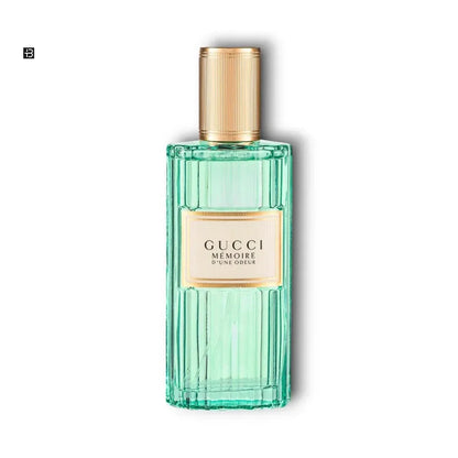 Edles Parfumflakon mit hellgrüner Flüssigkeit und goldener Kappe, Produktetikett sichtbar