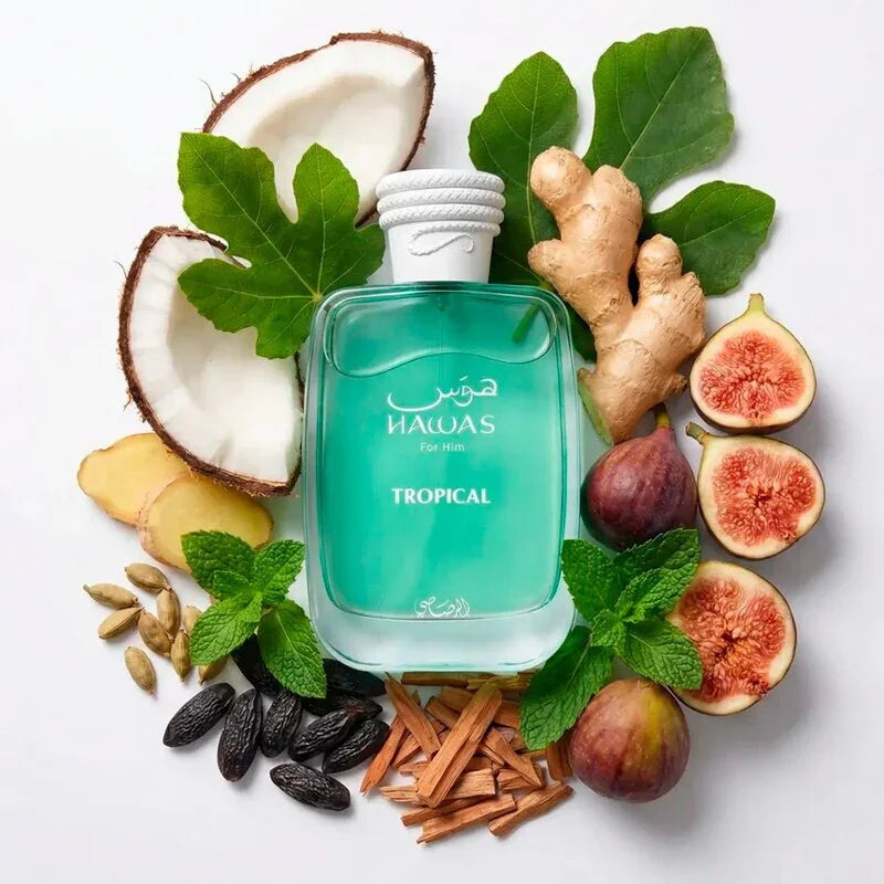 Eau de Parfum Flakon mit tropischen Duftnoten wie Kokos, Feigen, Ingwer, Minze, Kardamom, Tonkabohne und Holz, umgeben von natürlichen Zutaten auf weißem Hintergrund.