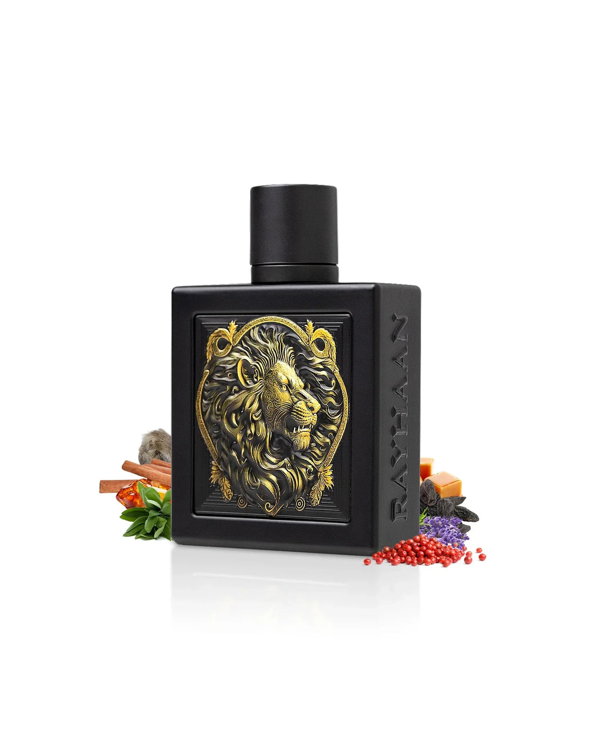 Schwarzer Parfumflakon mit goldener Löwenprägung, umgeben von Pfeffer, Amber und Gewürzen auf weißem Hintergrund.
