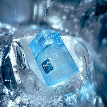 Eisblauer Parfumflakon 'Freeze' eingebettet in Kristalle, frischer Herrenduft mit winterlichem Design