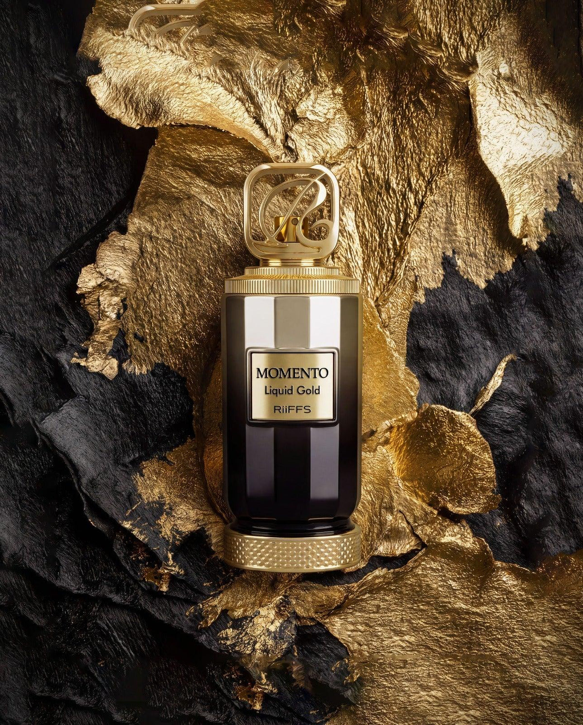 Riiffs Momento Liquid Gold Extrait de Parfum Flakon vor luxuriösem goldenem Hintergrund