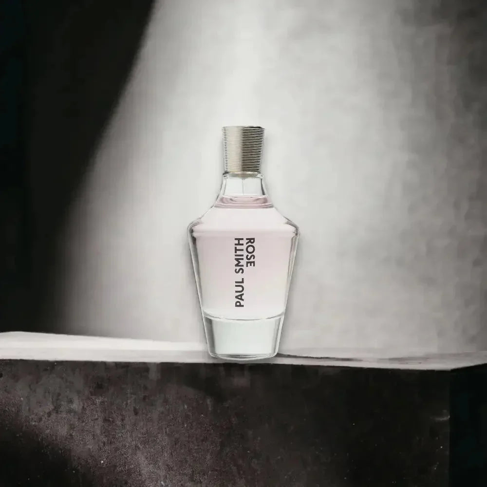 Elegantes Damenparfum mit rosafarbenem Duft in klarer Flasche auf modernem Hintergrund