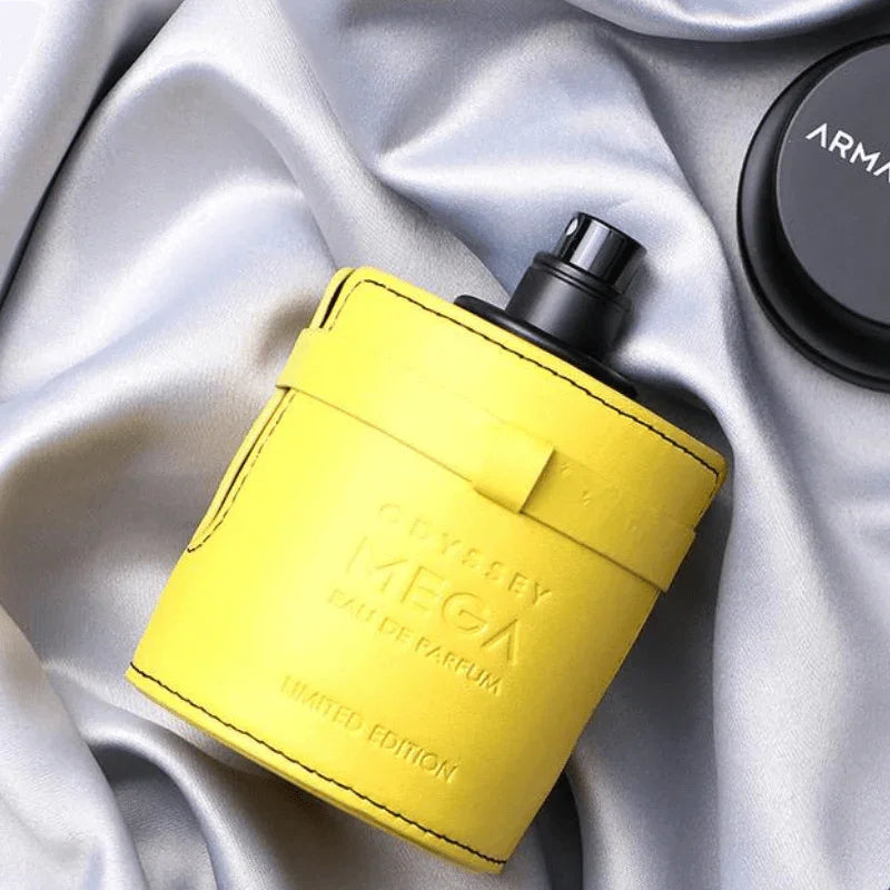 Luxus Parfumflakon in Gelb, Odyssey Mega Eau de Parfum Limited Edition, auf Satin