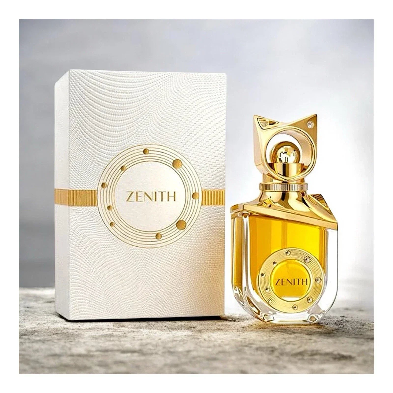 Luxusparfum Zenith mit elegantem goldenen Flakon und exklusiver Geschenkbox auf hellem Hintergrund