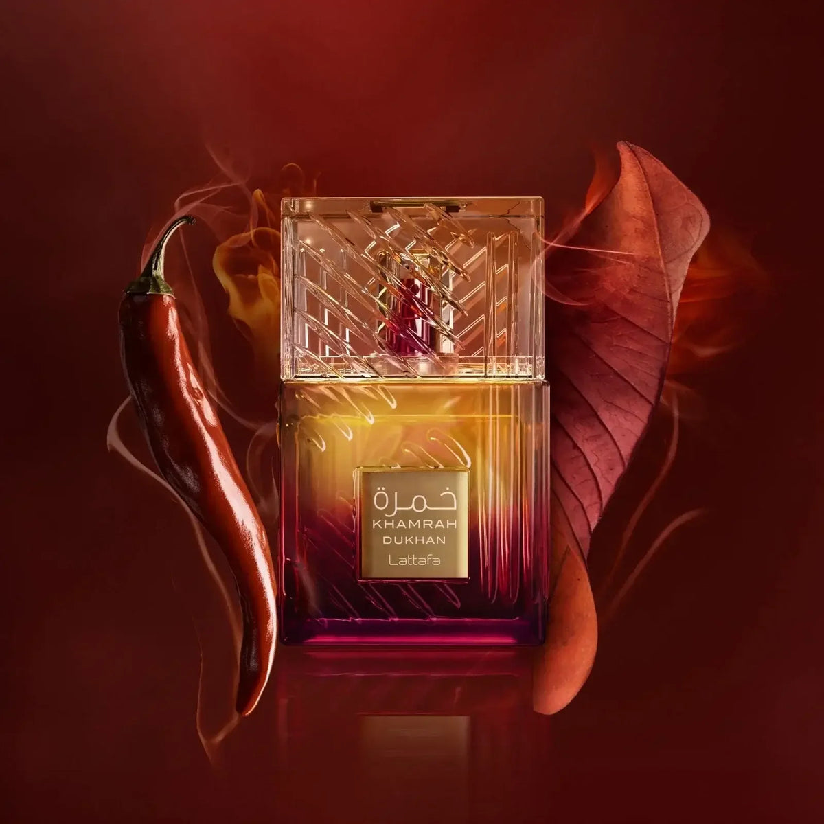 Exklusives Parfumflakon mit Chili und Blatt auf rotem Hintergrund, luxuriöses Damenparfum