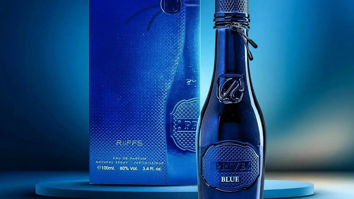 Luxuriöses Parfum Prive Blue in eleganter blauer Flasche neben passender Verpackung