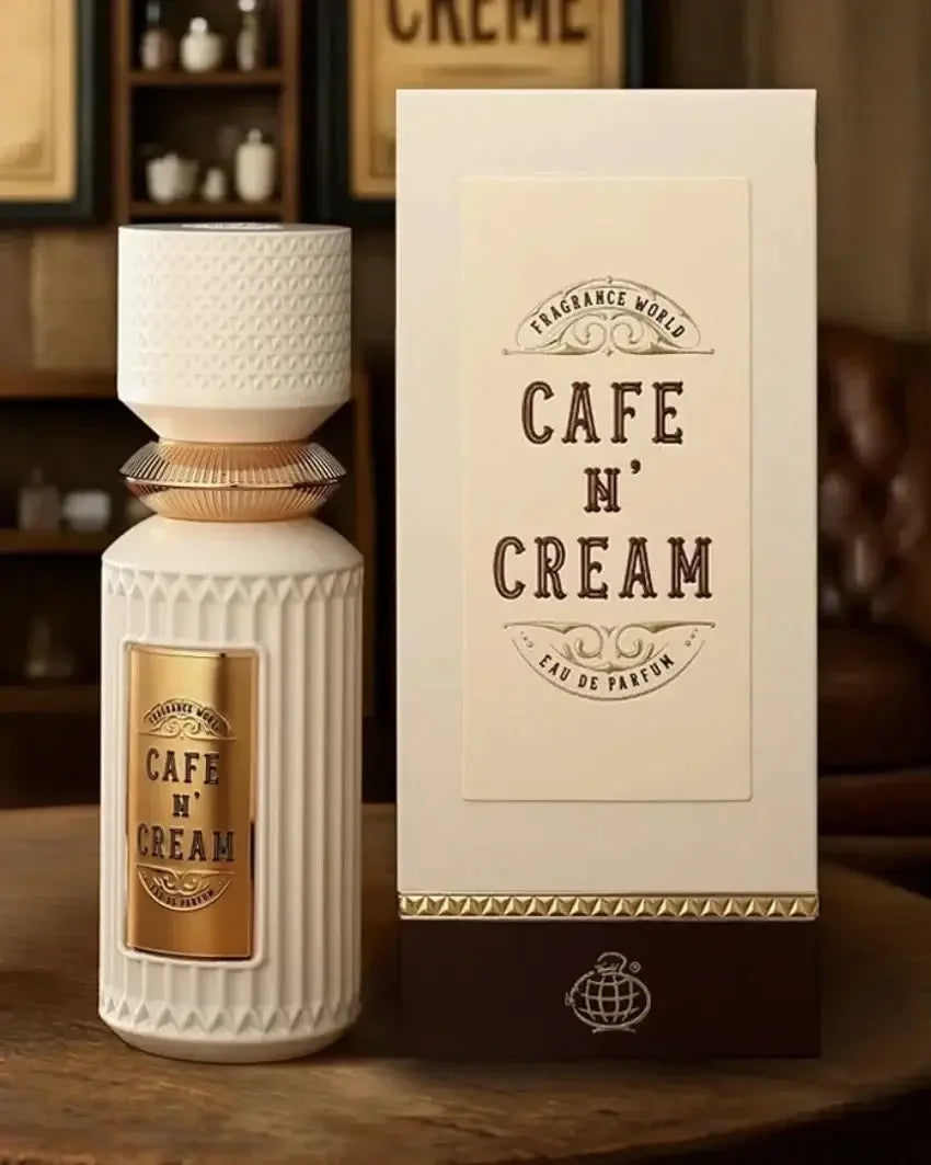 Edles Parfum Flakon und Verpackung Cafe n' Cream, luxuriöses Eau de Parfum, holziger Hintergrund