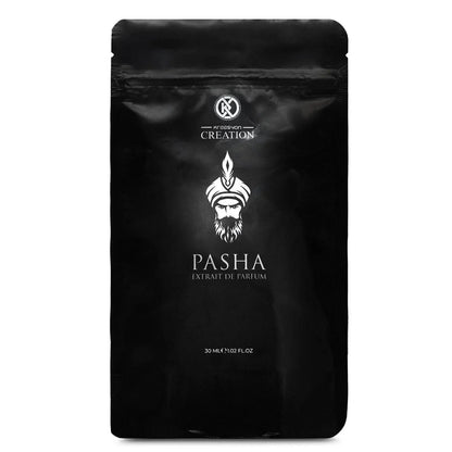 Schwarze Verpackung für Pasha Extrait de Parfum, 30ml, mit maskulinem Design und orientalischem Motiv.