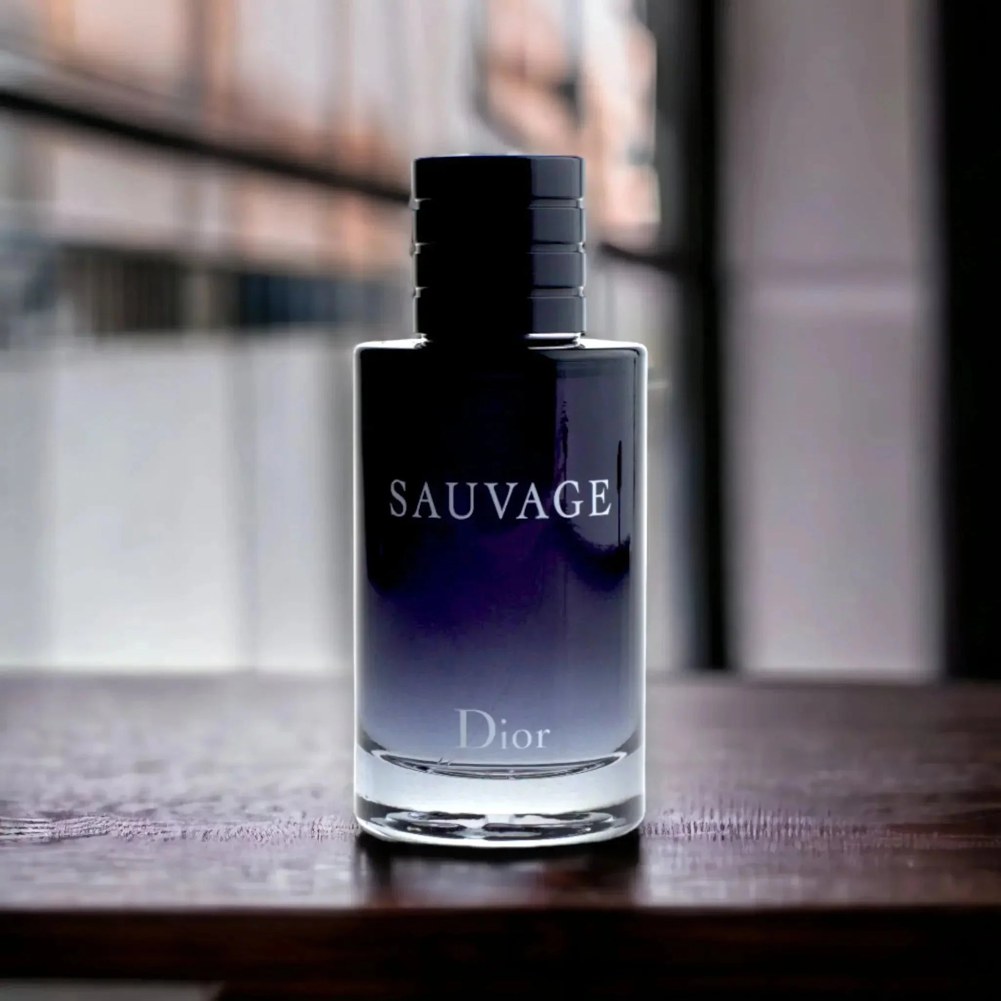 Sauvage Eau de Toilette Flakon für Herren auf Holztisch, luxuriöses Parfum, moderne Kulisse