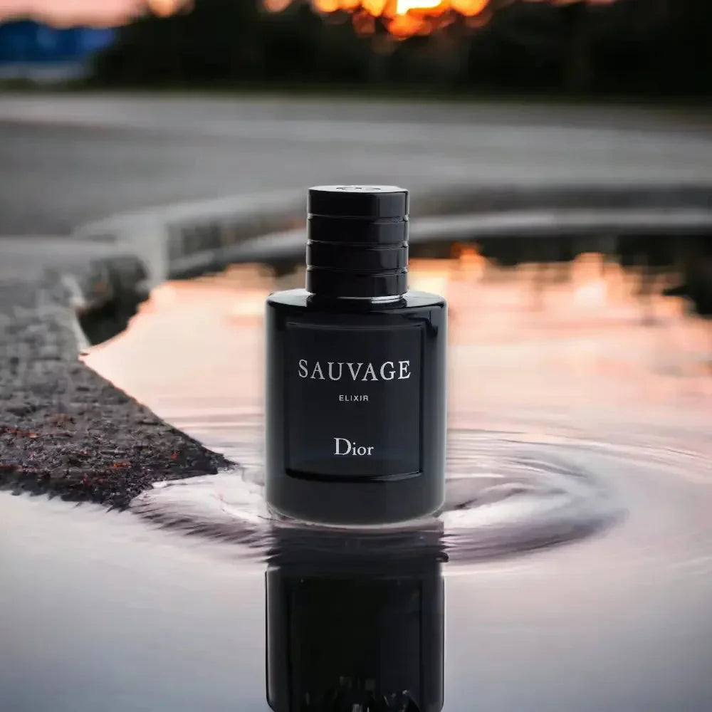 Edles Herrenduft Parfumflakon steht auf Wasseroberfläche bei Sonnenuntergang, luxuriöses Design