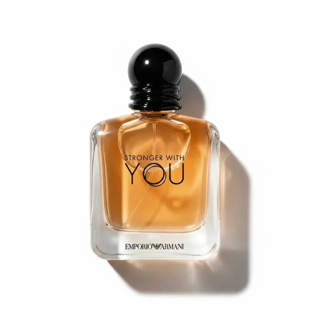 Emporio Armani Stronger With You Eau de Toilette Flakon mit goldener Flüssigkeit auf weißem Hintergrund