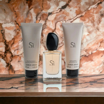Sì Duftset mit Eau de Parfum, Bodylotion und Duschgel vor marmoriertem Hintergrund
