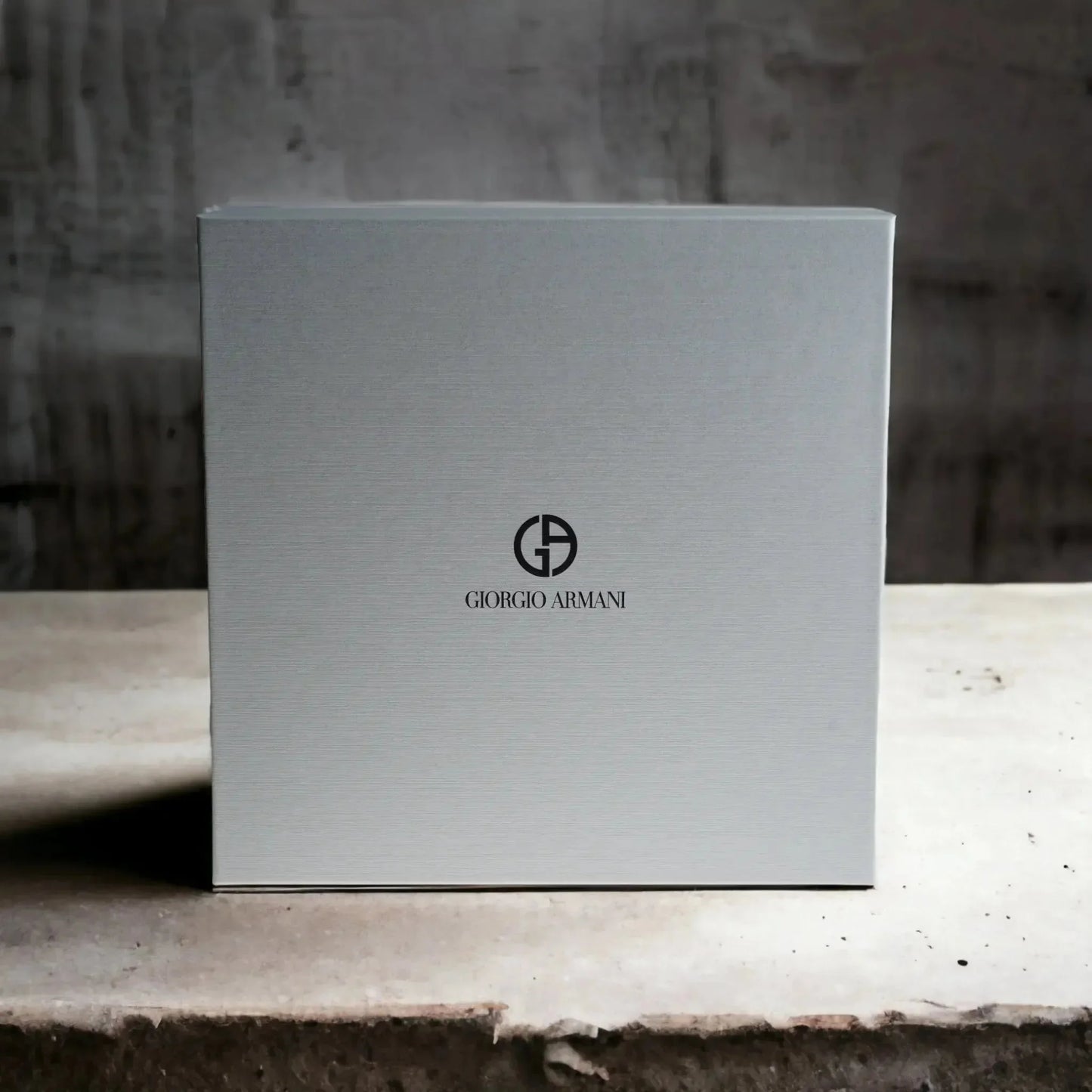 Elegante Parfum Geschenkbox von Giorgio Armani vor neutralem Hintergrund, Luxusduft Set