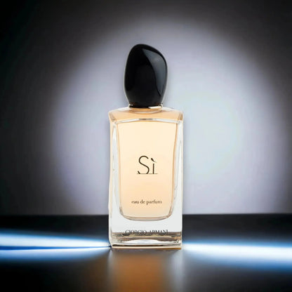 Si Eau de Parfum Flakon mit schwarzem Deckel, exklusives Damenparfum, stilvoll beleuchtet