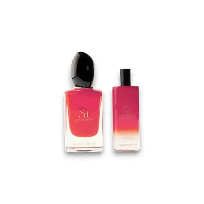 Zwei elegante Si Passione Parfumflakons in Rot mit schwarzem Deckel auf weißem Hintergrund