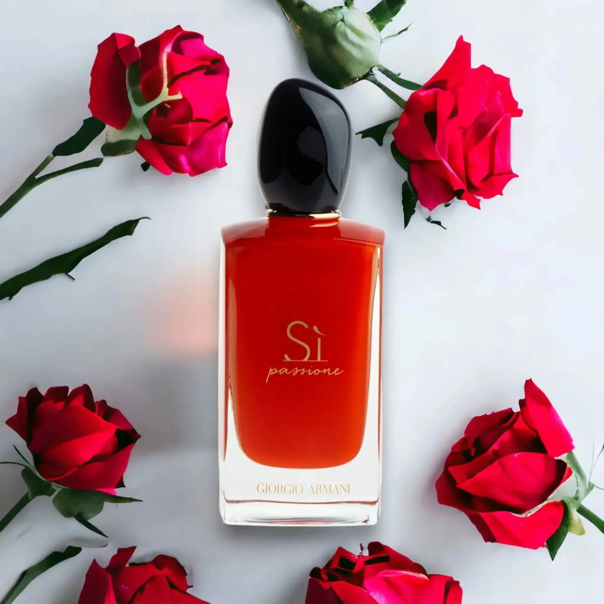 Rotes Damenparfumflakon mit schwarzen Deckel und Rosen, elegantes Parfüm für Frauen