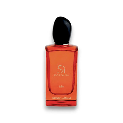 Roter Flakon des Sì Passione Éclat Eau de Parfum, elegantes Damenparfum vor weißem Hintergrund