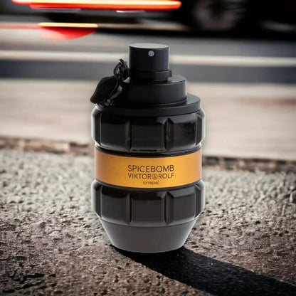 Spicebomb Extreme Parfumflakon für Herren mit markantem, modernem Design auf Asphalt