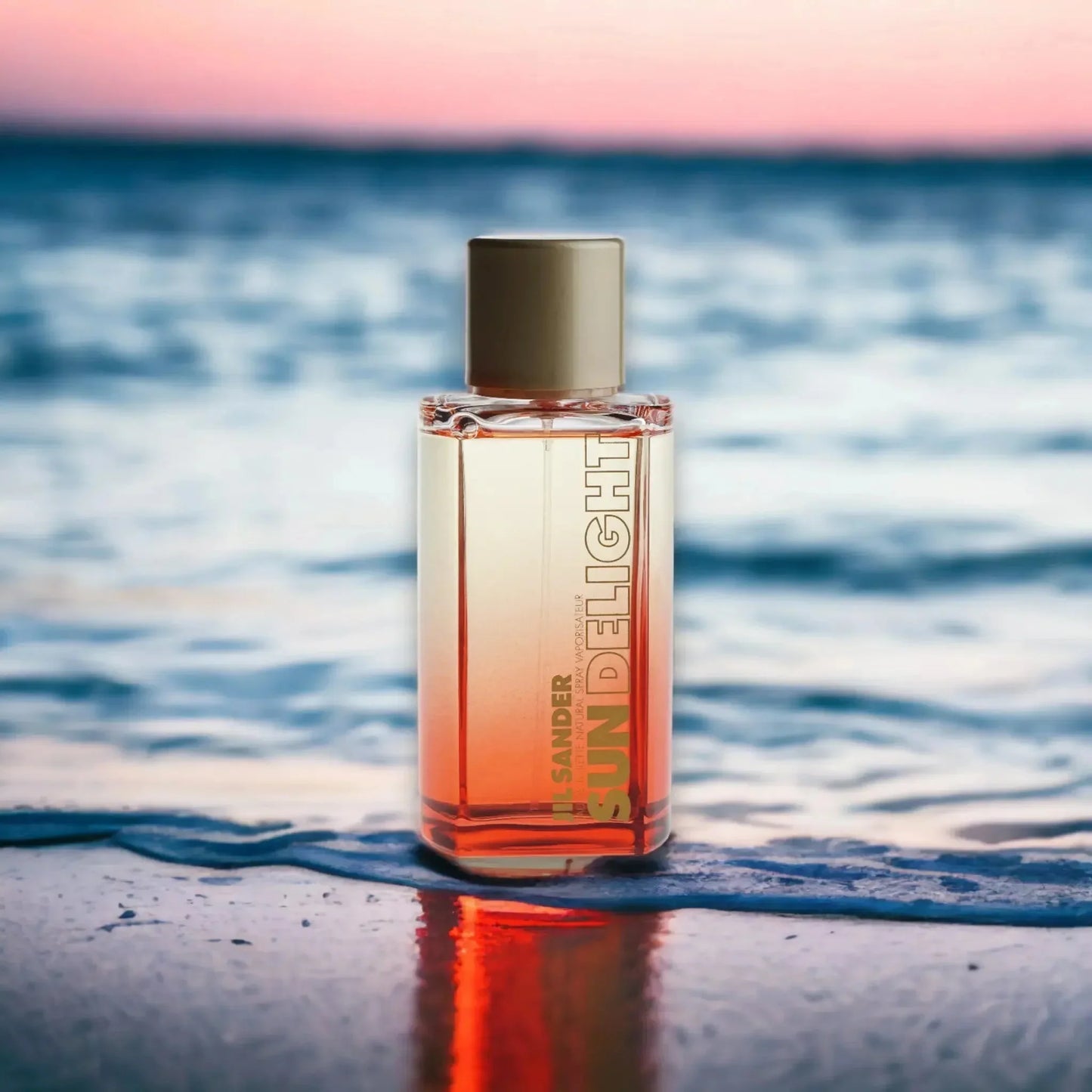 Eau de Toilette Flakon Sun Delight vor Meereskulisse bei Sonnenuntergang