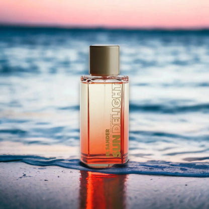 Eau de Toilette Flakon Sun Delight vor Meereskulisse bei Sonnenuntergang