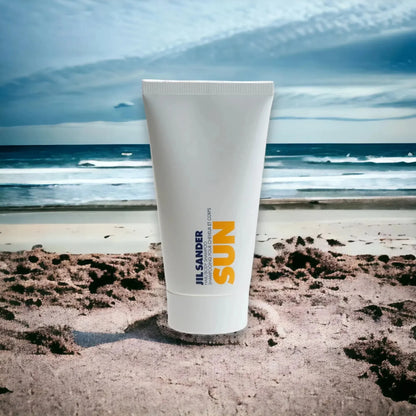 Sonderedition Sun Hair & Body Shampoo am Sandstrand, Meer im Hintergrund, Jil Sander Produkt