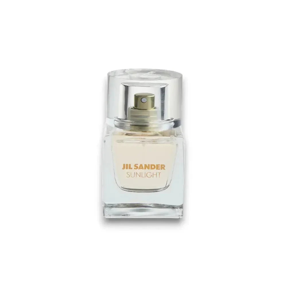 Klares Eau de Parfum Flakon mit Aufschrift JIL SANDER SUNLIGHT auf weißem Hintergrund