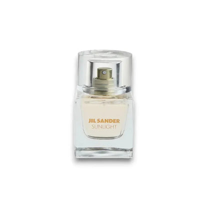 Klares Eau de Parfum Flakon mit Aufschrift JIL SANDER SUNLIGHT auf weißem Hintergrund