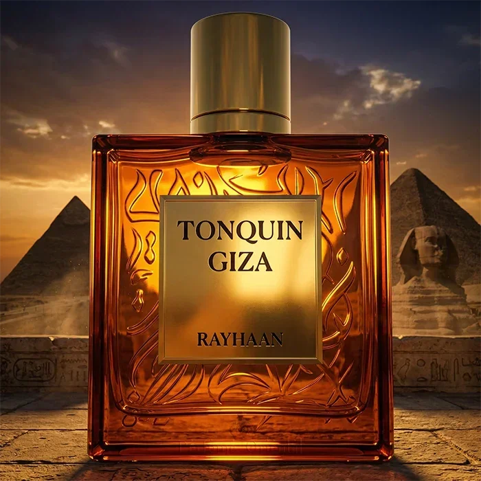 Edles Unisex Parfumflakon vor Pyramiden und Sphinx bei Sonnenuntergang im orientalischen Stil