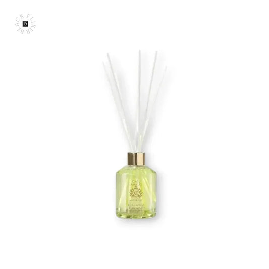 Luxus Raumduft Diffuser mit goldfarbenem Verschluss und Stäbchen auf weißem Hintergrund