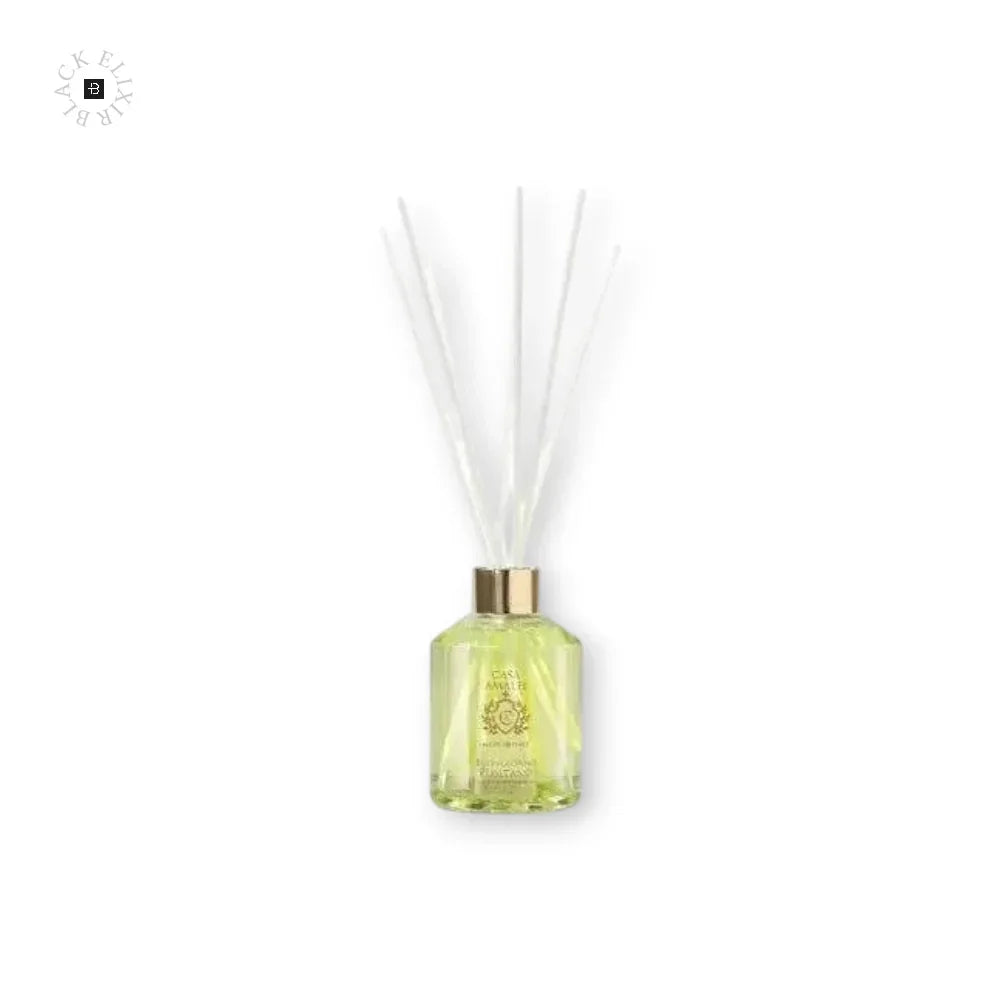Casa Amalfi Buongiorno Positano Home Diffuser mit gelber Flüssigkeit und weißen Duftstäbchen.