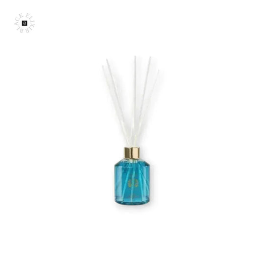 Luxus Raumduft Diffuser mit blauer Flüssigkeit in Glasflakon und weißen Duftstäbchen