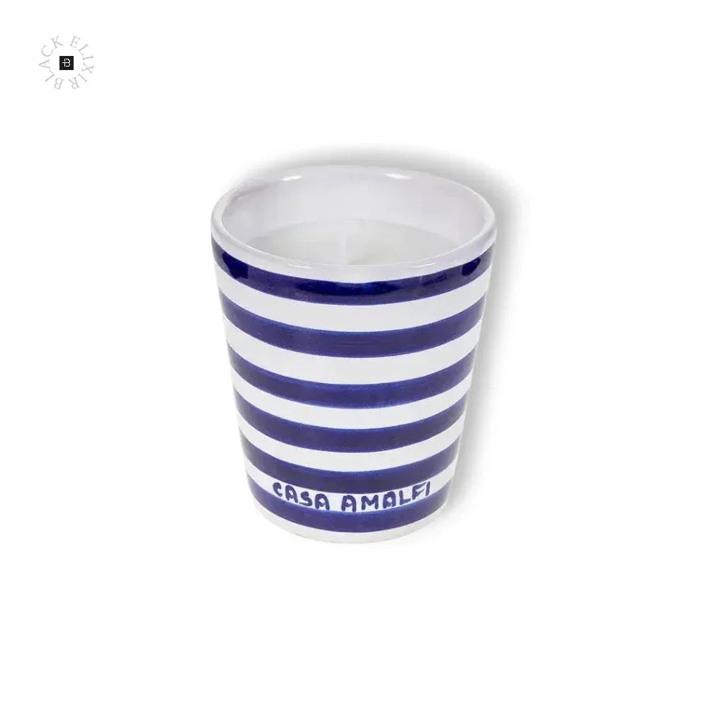 Gestreifte Duftkerze im blauen und weißen Becher, dekorativ mit Aufschrift CASA AMALFI