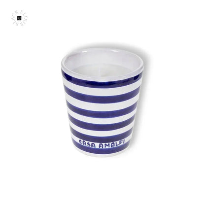 Gestreifte Duftkerze im blauen und weißen Becher, dekorativ mit Aufschrift CASA AMALFI