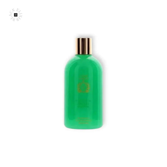 Grüne Parfümflasche mit goldenem Verschluss vor weißem Hintergrund, Luxusduft