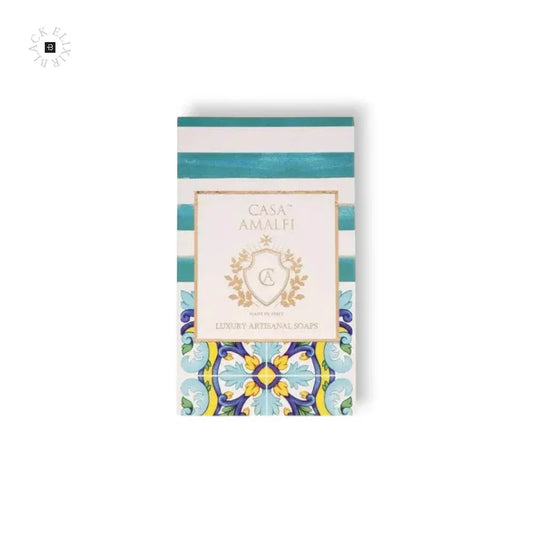 Luxuriöse Seifenverpackung mit floralen Mustern und goldener Verzierung auf weißem Hintergrund