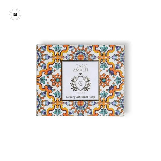 Luxuriöse Seife in kunstvoll verzierter Verpackung, mediterranes Design, Produktfoto auf weißem Hintergrund