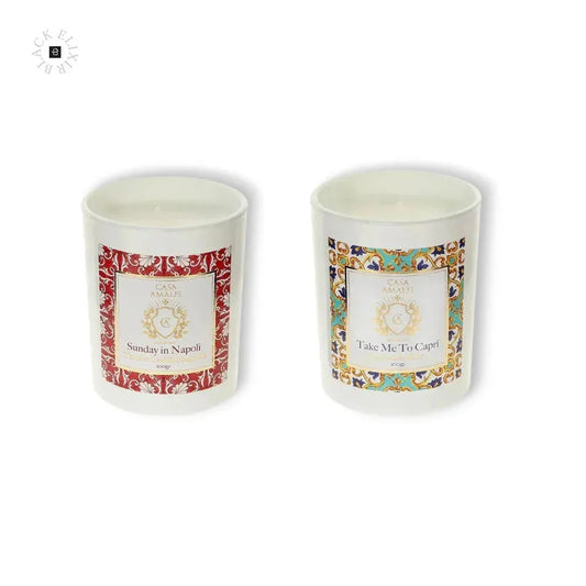 Zwei luxuriöse Duftkerzen mit verzierten Etiketten, weißes Glas, Duftkerzen-Set