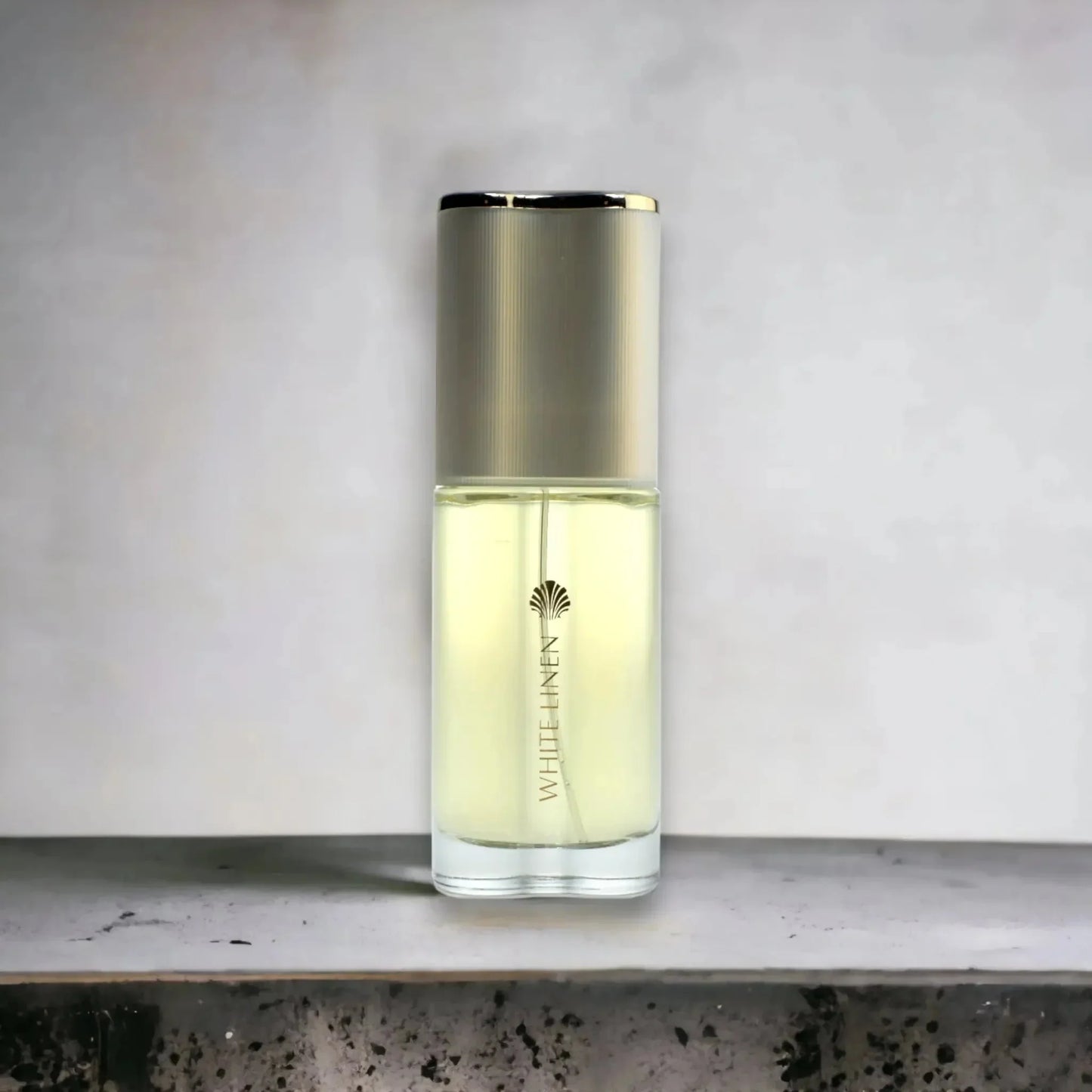 Parfümflakon White Linen mit silbernem Deckel, eleganter Duft für Damen, minimalistisch inszeniert