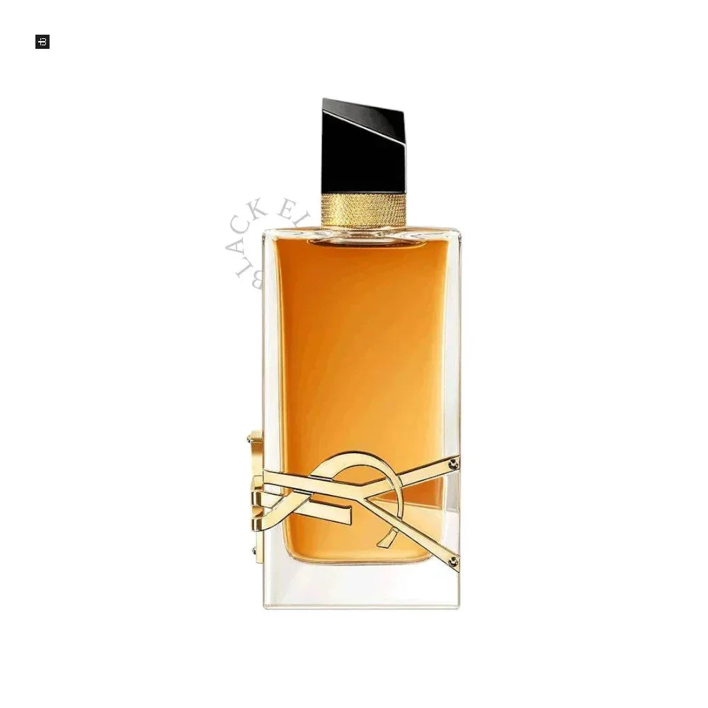 Luxuriöses Parfumflakon mit goldener Verzierung und schwarzem Verschluss auf weißem Hintergrund