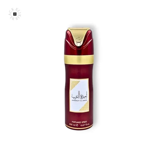 Rotes Parfümspray mit goldenen Akzenten, 200 ml, luxuriöses Duftspray auf weißem Hintergrund