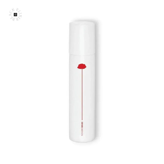 Weißer Flakon mit roter Mohnblume, minimalistisches Parfumdesign auf weißem Hintergrund
