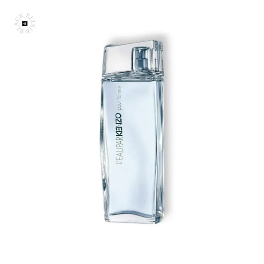 Transparenter Damenparfum-Flakon mit klarem Duft und modernem Design auf weißem Hintergrund.