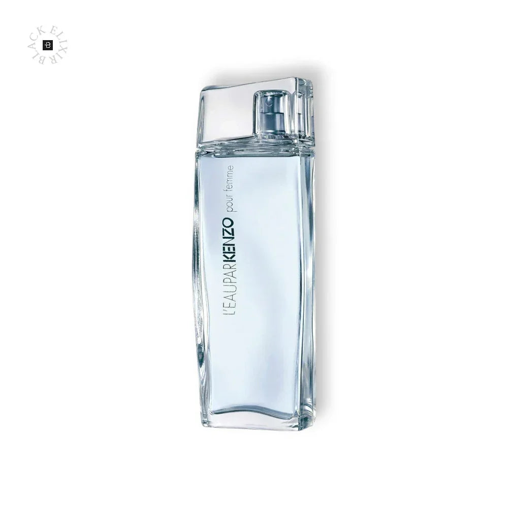 Durchsichtiger Glasflakon des Kenzo L'EAUKENZO pour femme Parfums vor weißem Hintergrund.