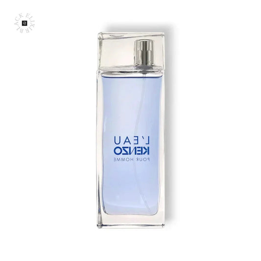 Luxus Herrenparfum Flakon mit hellblauer Flüssigkeit, elegantes Design, isoliert auf Weiß.