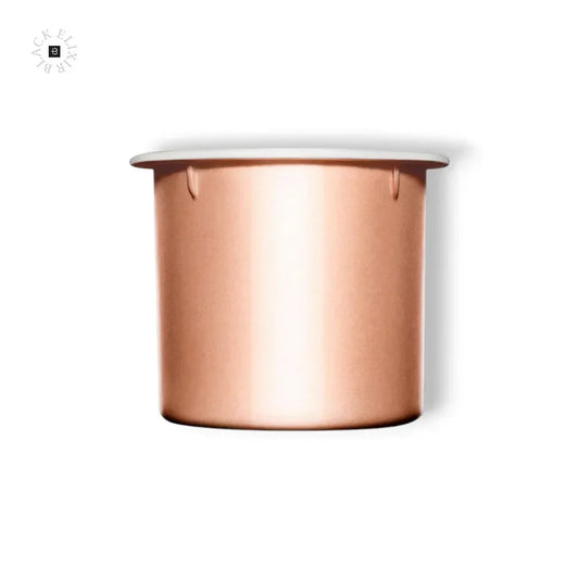Goldene Kapsel für Raumduft oder Luxus Duft, minimalistisch auf weißem Hintergrund