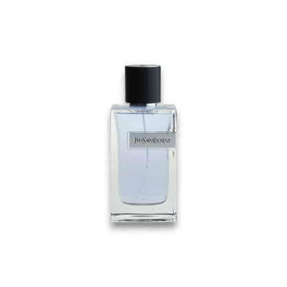 Elegantes Herrenparfum in transparentem Flakon mit schwarzem Deckel und sichtbarem Label