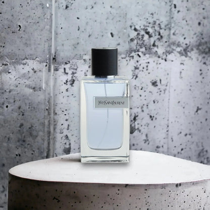 Edler Flakon Eau de Toilette für Herren, transparent, vor grauer Betonwand