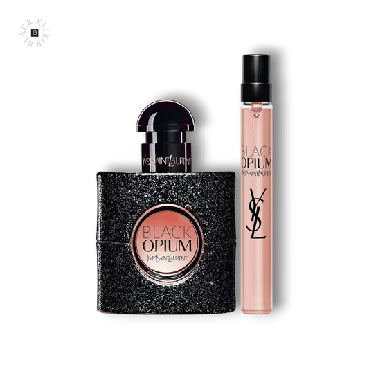 Black Opium Parfum Set mit glitzernder Flasche und Travel Spray auf schwarzem Hintergrund